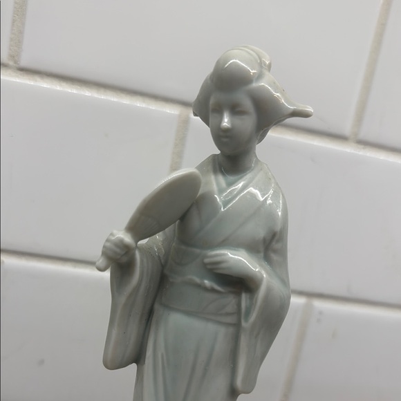 Vintage SHAFFORD Japanese Glazed Porcelain Geisha figurine. Light green. - Picture 6 of 6